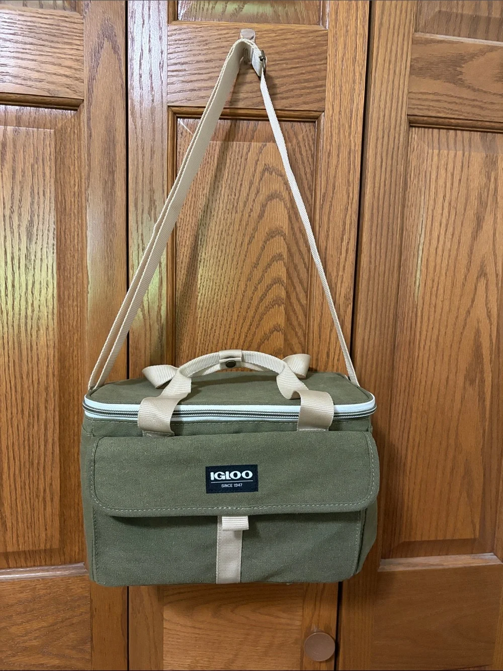 Igloo Olive Green Canvas Lunch Bag with adjustable cross body Cream Straps